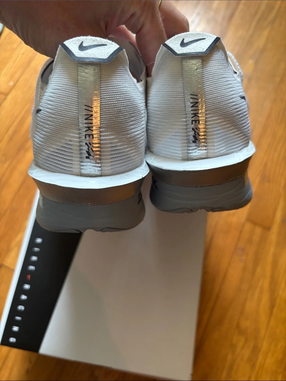 Nike unisex ZoomX Vaporfly Next%4 - white/black womens size 9 men’s size 7.5